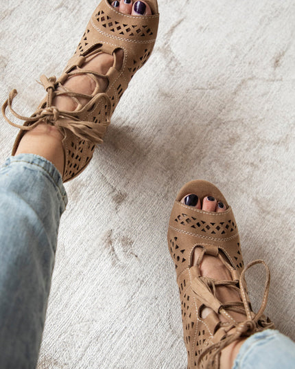 Ariana Camel - Heels