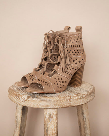 Ariana Camel - Heels