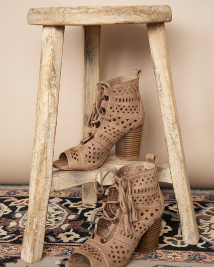 Ariana Camel - Heels