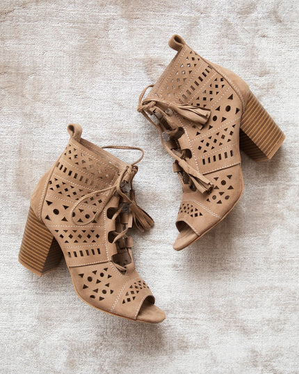 Ariana Camel - Heels