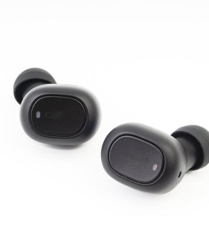 Wireless black earphones